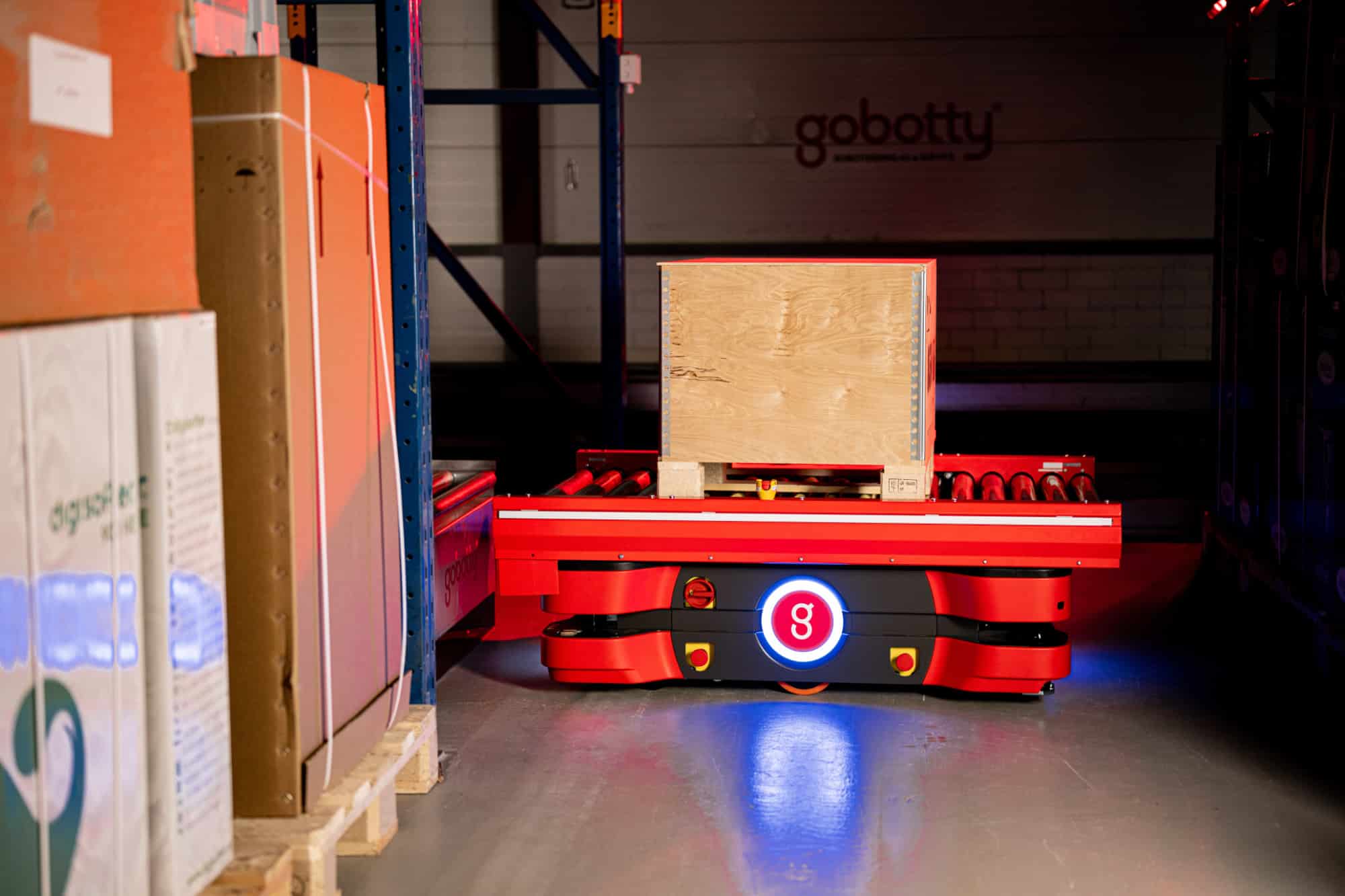 Pallet intern transport robot